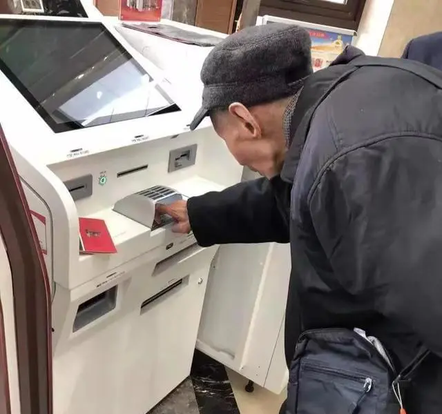 Ra ATM rút tiền để đi chợ, cụ ông 72 tuổi choáng váng vì có tiền giả: Ngân hàng thẳng thừng nói "Không liên quan!"- Ảnh 1.