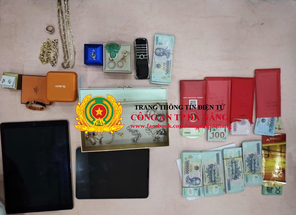 Triệt phá đường dây cá độ hơn 2000 tỷ đồng, bắt ông trùm Phạm Công Lộc ngay khi vừa từ Campuchia về nước- Ảnh 2. Triệt phá đường dây cá độ hơn 2000 tỷ đồng, bắt ông trùm Phạm Công Lộc ngay khi vừa từ Campuchia về nước- Ảnh 2.