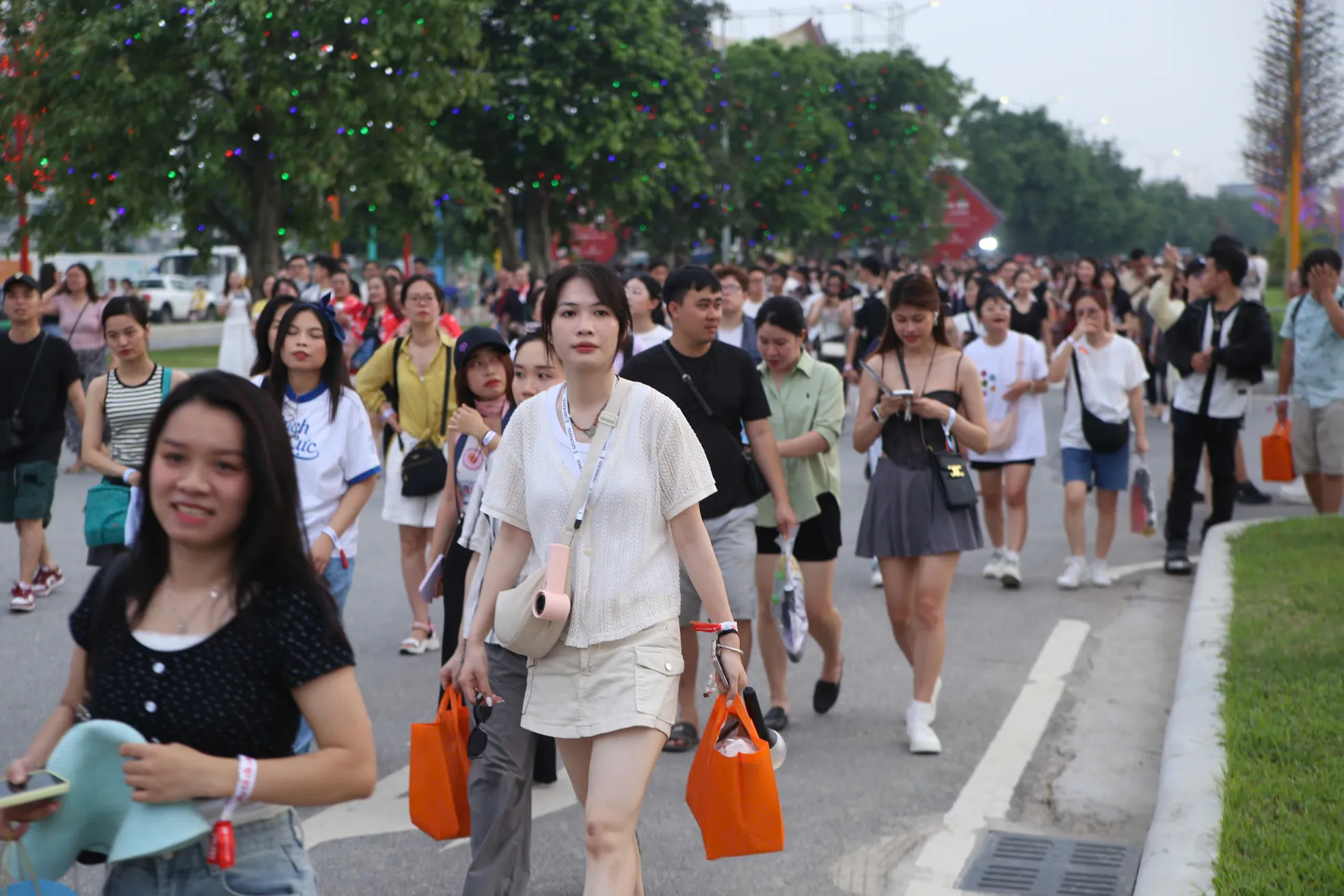 Biển người đổ về Hưng Yên- Ảnh 8. Biển người đổ về Hưng Yên- Ảnh 8.