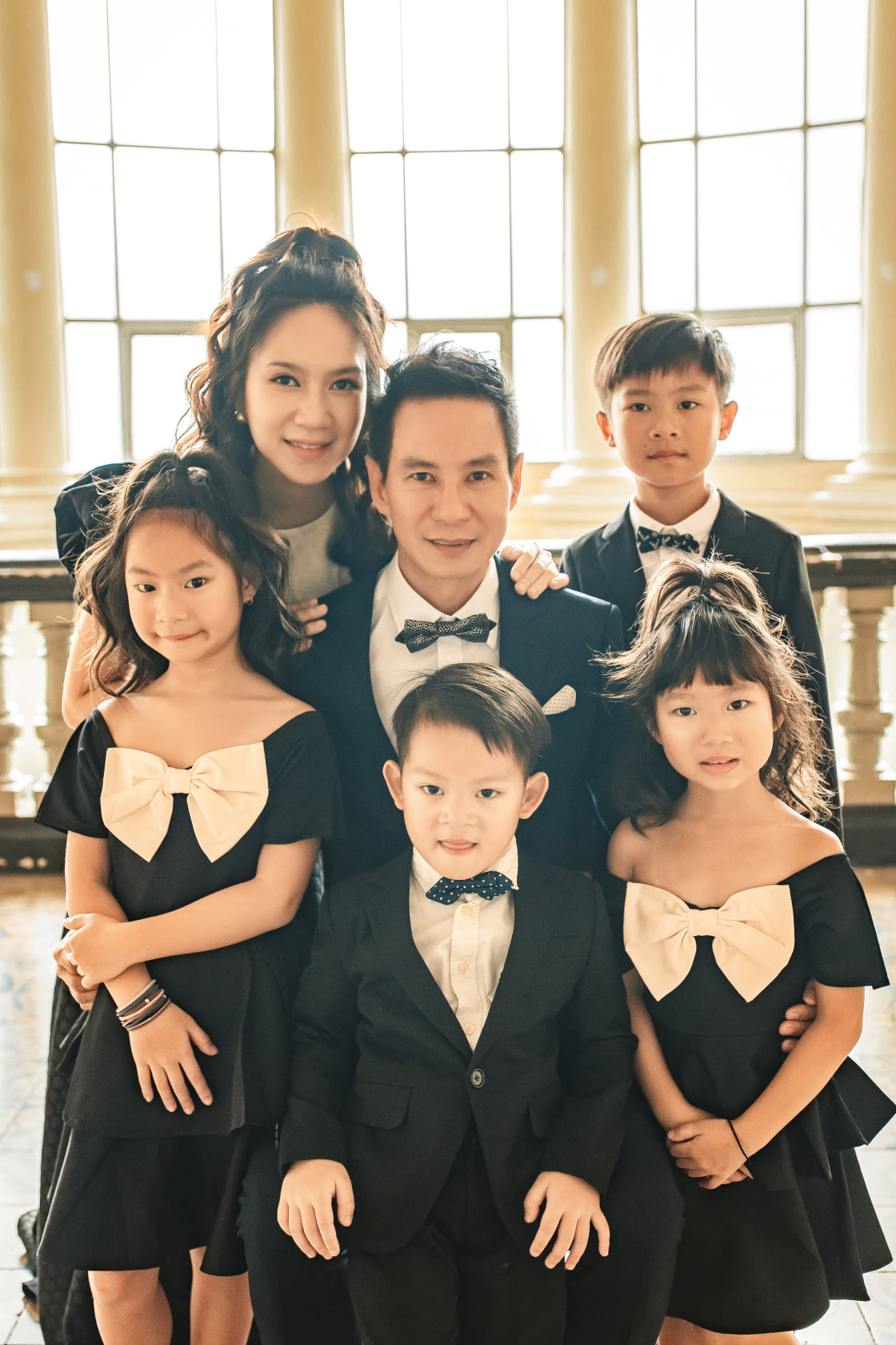 Những ông bố đông con nhất showbiz Việt: Bận rộn tới mấy vẫn hết lòng quan tâm, yêu thương các con- Ảnh 7. Những ông bố đông con nhất showbiz Việt: Bận rộn tới mấy vẫn hết lòng quan tâm, yêu thương các con- Ảnh 7.