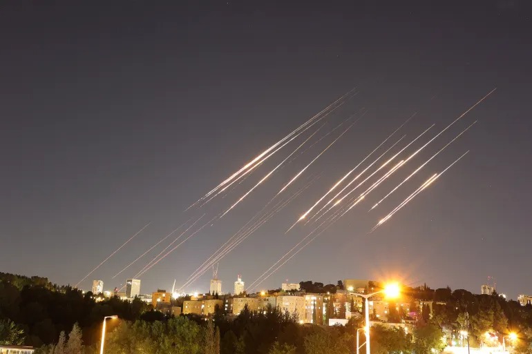 Israel không kích Bộ Quốc phòng Iran, nhắm các kho dầu: Tehran rực lửa - Iran chuẩn bị sẵn 2000 rocket- Ảnh 2. Israel không kích Bộ Quốc phòng Iran, nhắm các kho dầu: Tehran rực lửa - Iran chuẩn bị sẵn 2000 rocket- Ảnh 2.
