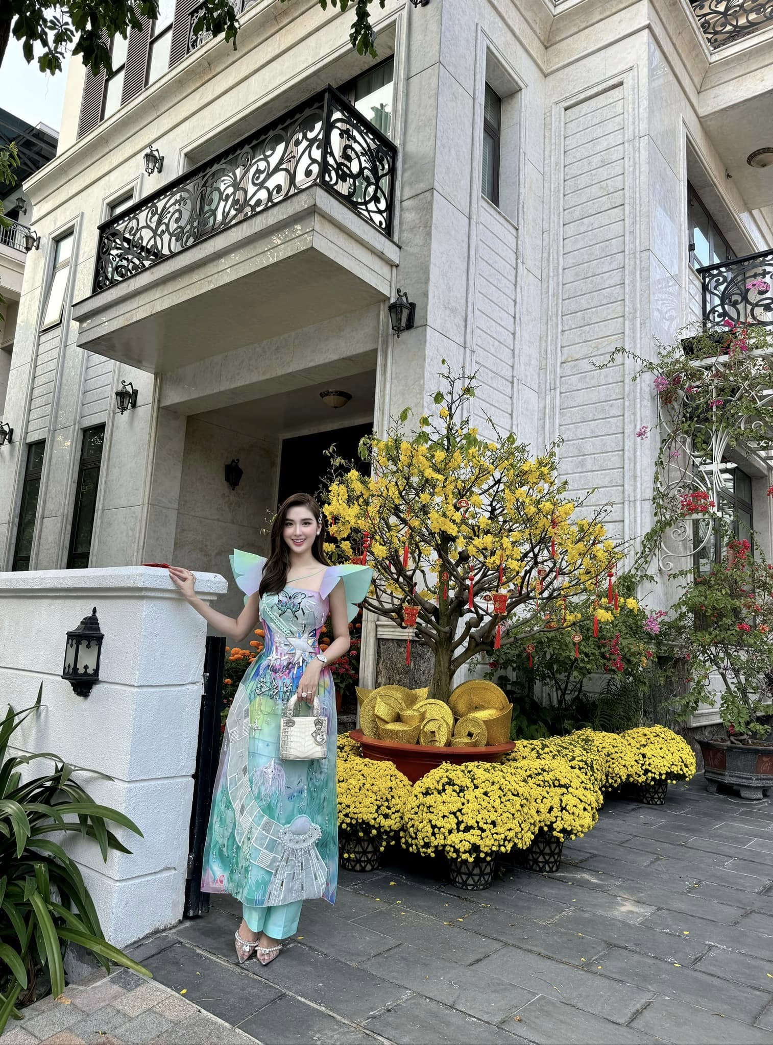 Toàn cảnh biệt thự trong khu cao cấp ở TP.HCM của mỹ nhân nổi tiếng Vbiz, có 2 con vẫn giấu mặt chồng- Ảnh 2. Toàn cảnh biệt thự trong khu cao cấp ở TP.HCM của mỹ nhân nổi tiếng Vbiz, có 2 con vẫn giấu mặt chồng- Ảnh 2.