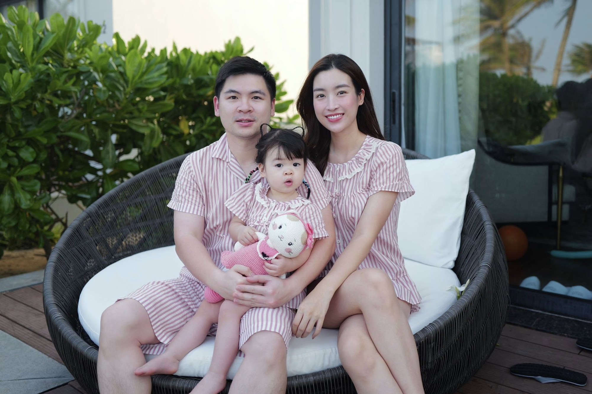 Đỗ Mỹ Linh bất ngờ vắng mặt khi chồng chủ tịch CLB Hà Nội đưa ái nữ đi chơi, một mình Đỗ Mỹ Linh bất ngờ vắng mặt khi chồng chủ tịch CLB Hà Nội đưa ái nữ đi chơi, một mình