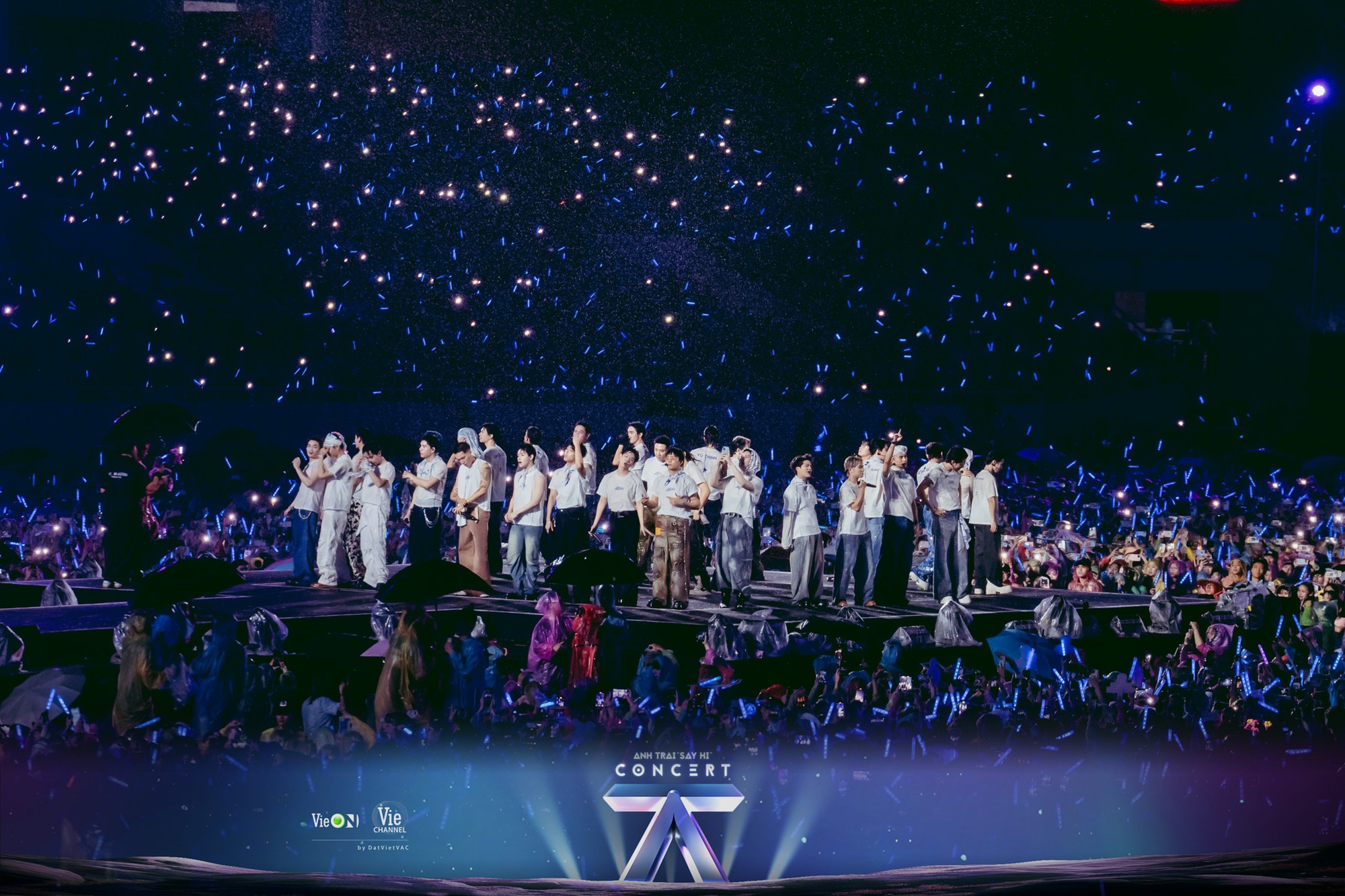 Mưa lớn đổ ập ngay khi concert D-6 vừa bắt đầu, Anh Trai Vượt Ngàn Chông Gai chẳng thua kém gì Anh Trai Say Hi!- Ảnh 8.
