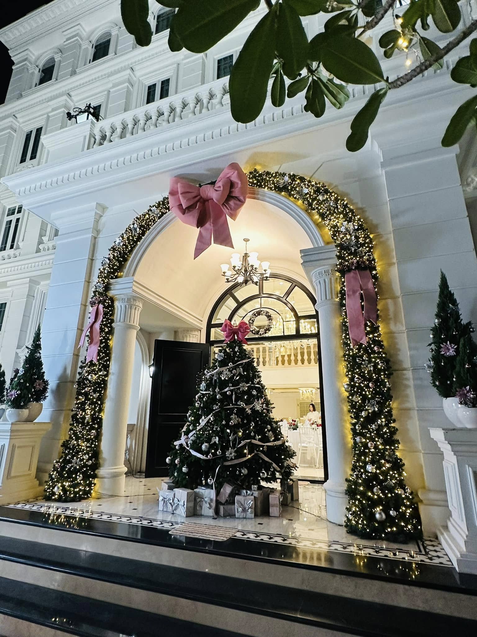 Nam NSƯT cưới nữ đại gia ở biệt thự 200 tỷ như lâu đài, mua cho anh chị em mỗi người 1 căn nhà- Ảnh 5. Nam NSƯT cưới nữ đại gia ở biệt thự 200 tỷ như lâu đài, mua cho anh chị em mỗi người 1 căn nhà- Ảnh 5.