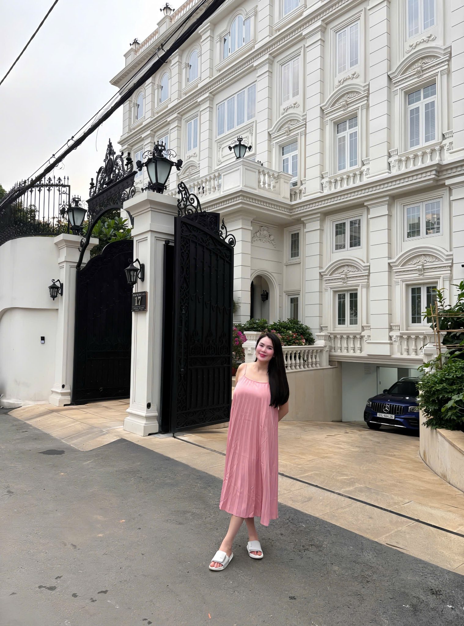 Nam NSƯT cưới nữ đại gia ở biệt thự 200 tỷ như lâu đài, mua cho anh chị em mỗi người 1 căn nhà- Ảnh 4. Nam NSƯT cưới nữ đại gia ở biệt thự 200 tỷ như lâu đài, mua cho anh chị em mỗi người 1 căn nhà- Ảnh 4.
