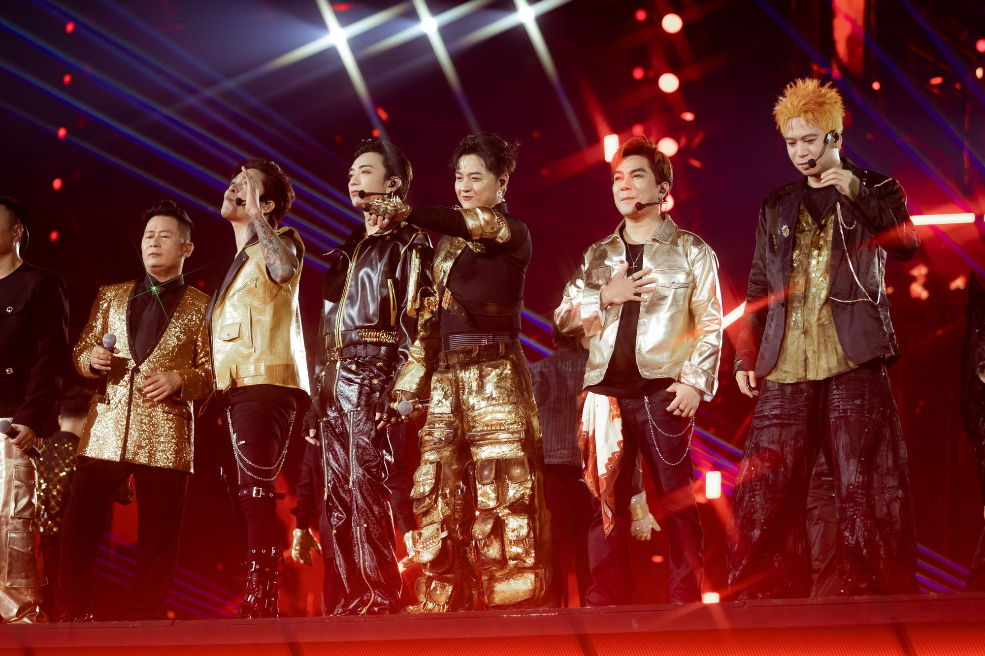 Mưa lớn đổ ập ngay khi concert D-6 vừa bắt đầu, Anh Trai Vượt Ngàn Chông Gai chẳng thua kém gì Anh Trai Say Hi!- Ảnh 7.