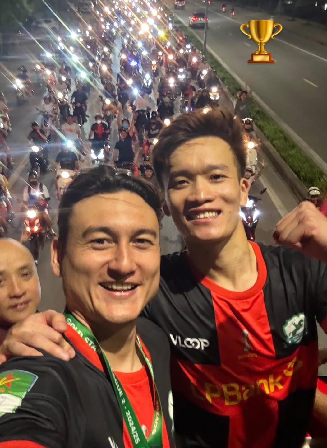Yến Xuân chiếm spotlight khi bế con đến SVĐ ăn mừng vô địch cùng Lâm Tây, sắc vóc vẫn quyến rũ nhất dàn WAGs Việt- Ảnh 2. Yến Xuân chiếm spotlight khi bế con đến SVĐ ăn mừng vô địch cùng Lâm Tây, sắc vóc vẫn quyến rũ nhất dàn WAGs Việt- Ảnh 2.