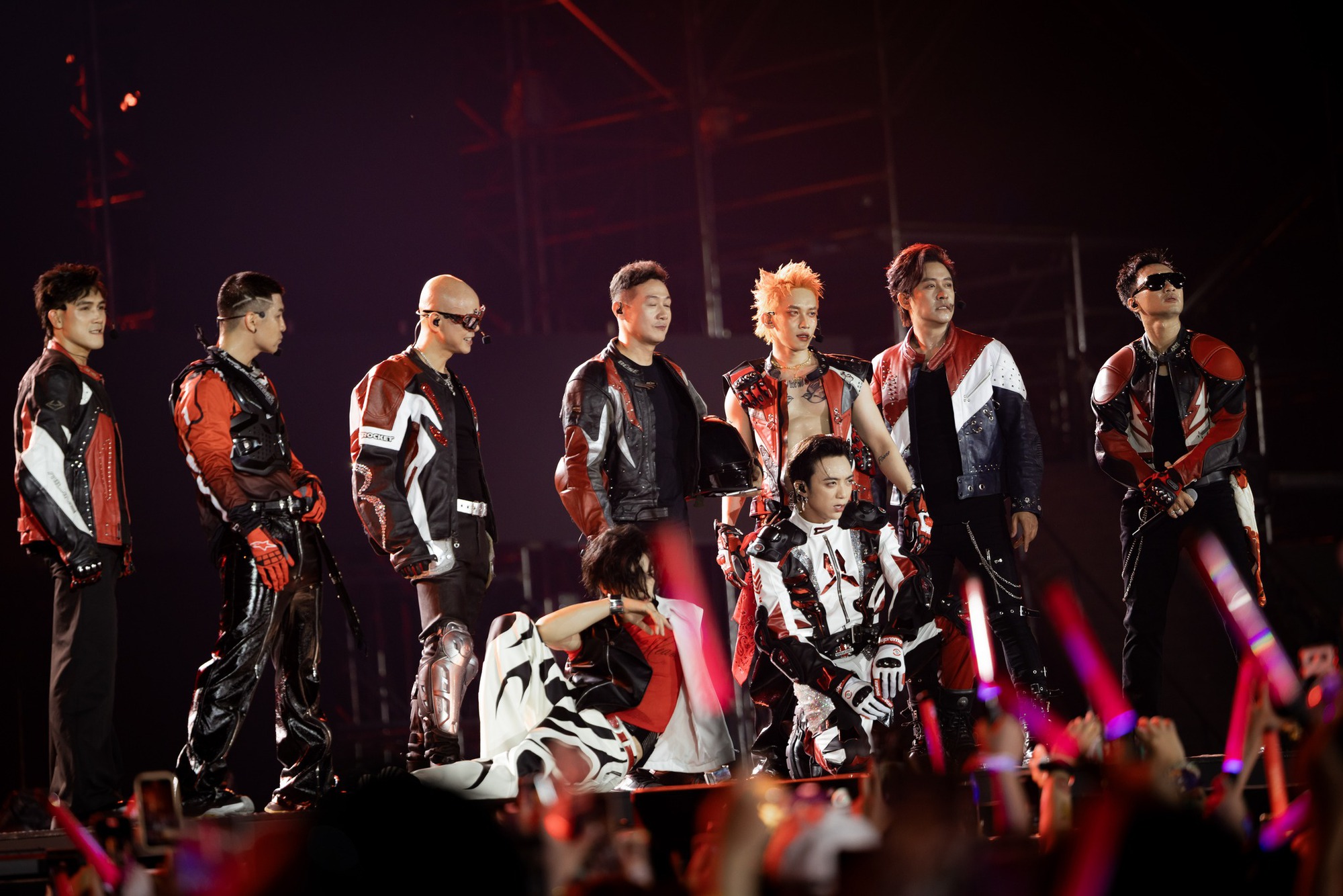 Mưa lớn đổ ập ngay khi concert D-6 vừa bắt đầu, Anh Trai Vượt Ngàn Chông Gai chẳng thua kém gì Anh Trai Say Hi!- Ảnh 6.