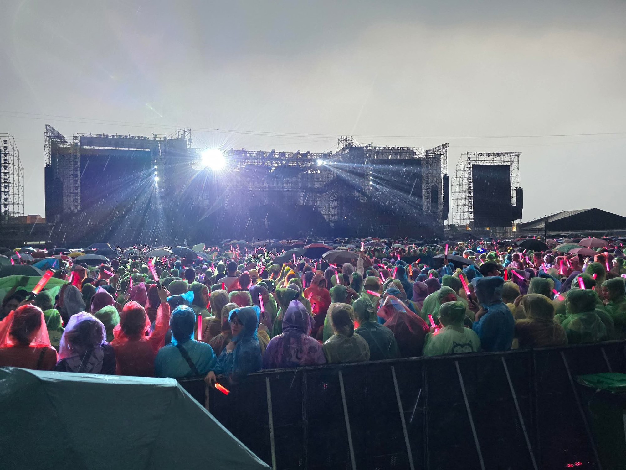 Mưa lớn đổ ập ngay khi concert D-6 vừa bắt đầu, Anh Trai Vượt Ngàn Chông Gai chẳng thua kém gì Anh Trai Say Hi!- Ảnh 2.