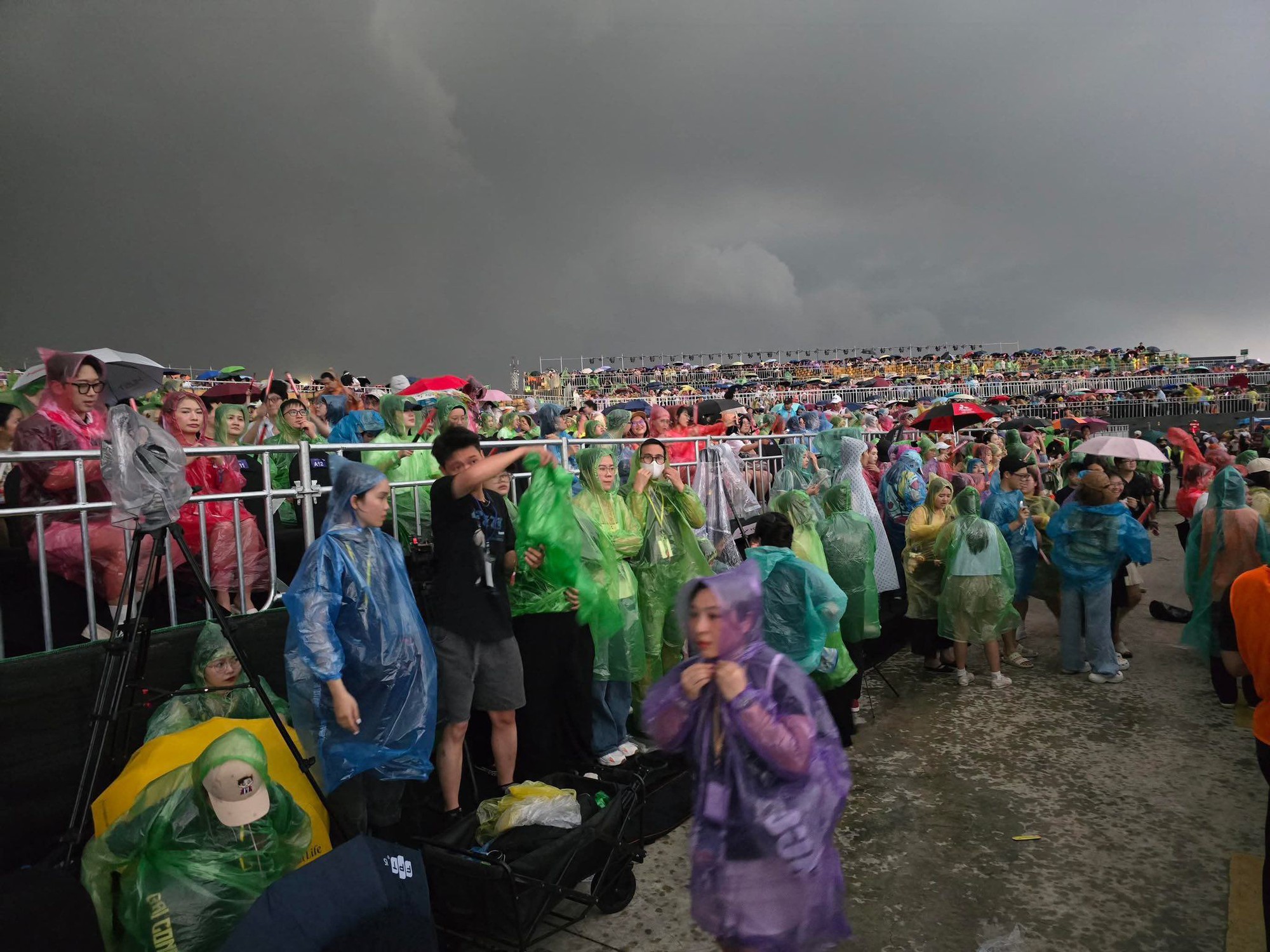 Mưa lớn đổ ập ngay khi concert D-6 vừa bắt đầu, Anh Trai Vượt Ngàn Chông Gai chẳng thua kém gì Anh Trai Say Hi!- Ảnh 1.