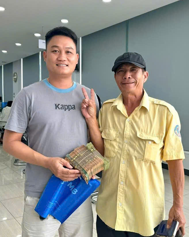 Khách hàng cũ bỗng nhiên chuyển khoản 240 triệu, tài xế taxi lập tức liên hệ ngân hàng và được công ty thưởng 1 triệu- Ảnh 1.