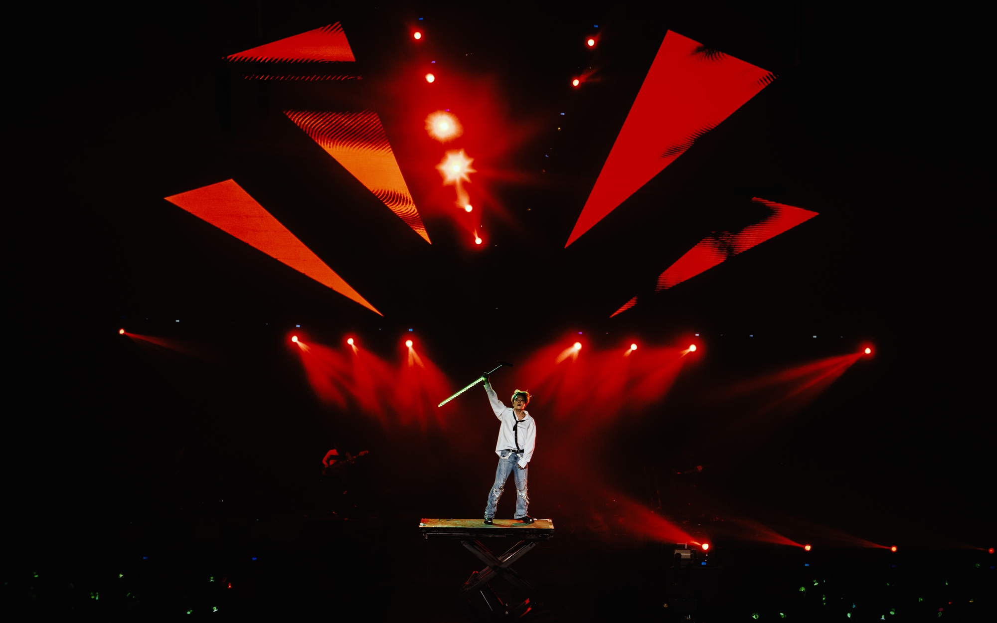 Xôn xao cảnh tượng “kỳ dị” tại concert Kim Jae Joong ở Hà Nội: Cả SVĐ như zombie săn mồi!- Ảnh 4. Xôn xao cảnh tượng “kỳ dị” tại concert Kim Jae Joong ở Hà Nội: Cả SVĐ như zombie săn mồi!- Ảnh 4.