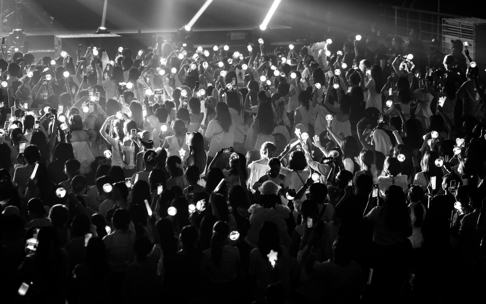 Xôn xao cảnh tượng “kỳ dị” tại concert Kim Jae Joong ở Hà Nội: Cả SVĐ như zombie săn mồi!- Ảnh 8. Xôn xao cảnh tượng “kỳ dị” tại concert Kim Jae Joong ở Hà Nội: Cả SVĐ như zombie săn mồi!- Ảnh 8.