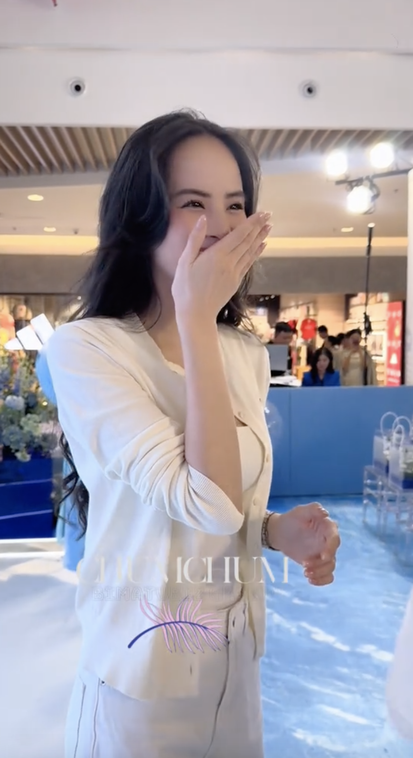 "Tóm dính" Hương Liên ngoài đời sau đám hỏi với chồng gia thế khủng, né gấp khi nhận 1 câu hỏi- Ảnh 3. "Tóm dính" Hương Liên ngoài đời sau đám hỏi với chồng gia thế khủng, né gấp khi nhận 1 câu hỏi- Ảnh 3.