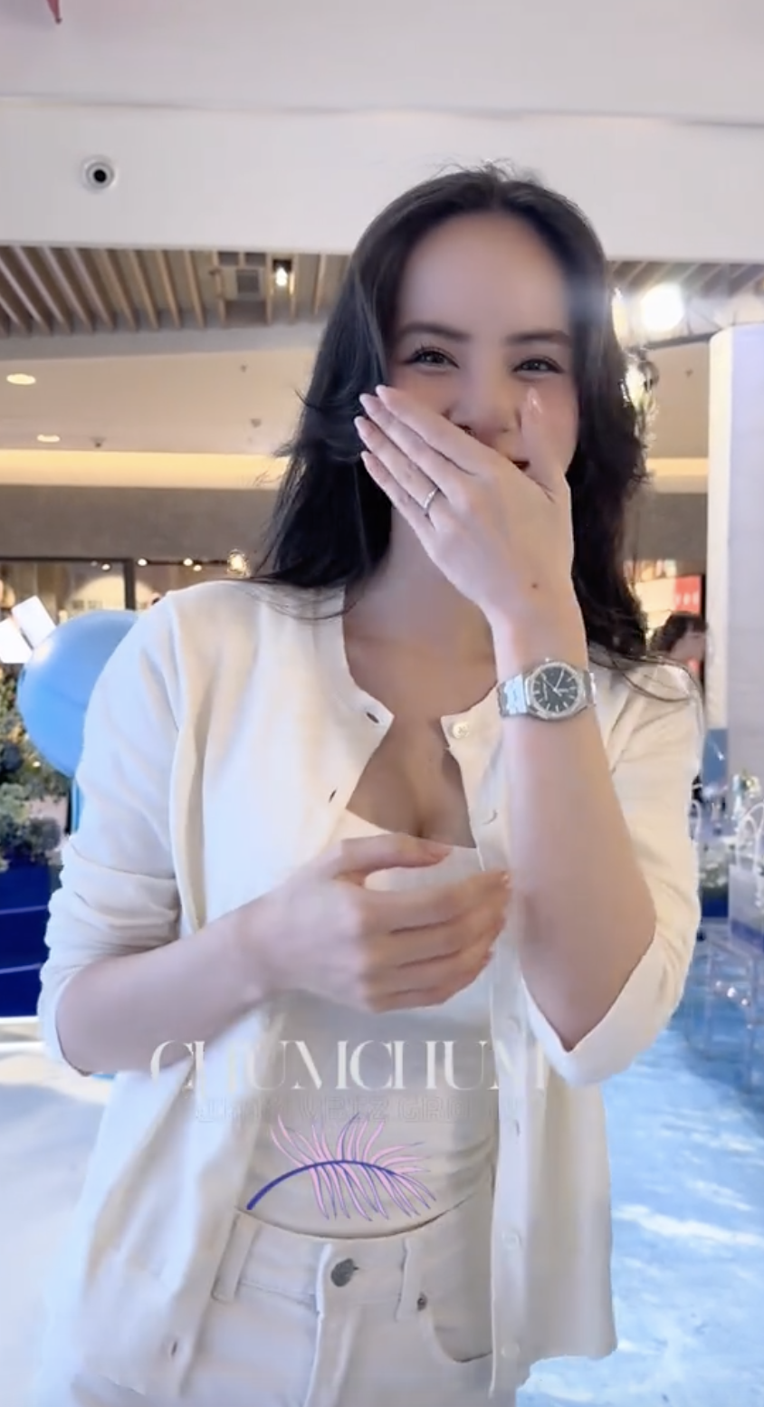 "Tóm dính" Hương Liên ngoài đời sau đám hỏi với chồng gia thế khủng, né gấp khi nhận 1 câu hỏi- Ảnh 4. "Tóm dính" Hương Liên ngoài đời sau đám hỏi với chồng gia thế khủng, né gấp khi nhận 1 câu hỏi- Ảnh 4.