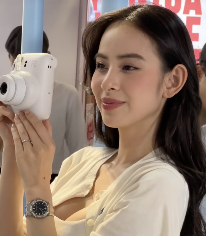 "Tóm dính" Hương Liên ngoài đời sau đám hỏi với chồng gia thế khủng, né gấp khi nhận 1 câu hỏi- Ảnh 1. "Tóm dính" Hương Liên ngoài đời sau đám hỏi với chồng gia thế khủng, né gấp khi nhận 1 câu hỏi- Ảnh 1.