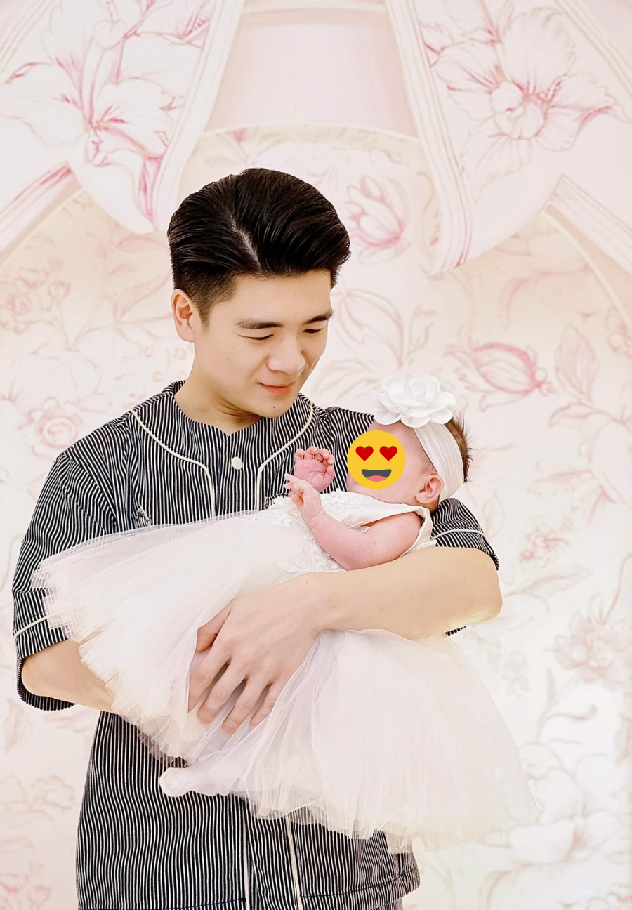 Thiếu gia Đỗ Quang Vinh nhà bầu Hiển công khai ảnh công chúa nhỏ đầy tháng, chủ tịch ACB vào nói đúng một điều- Ảnh 1. Thiếu gia Đỗ Quang Vinh nhà bầu Hiển công khai ảnh công chúa nhỏ đầy tháng, chủ tịch ACB vào nói đúng một điều- Ảnh 1.