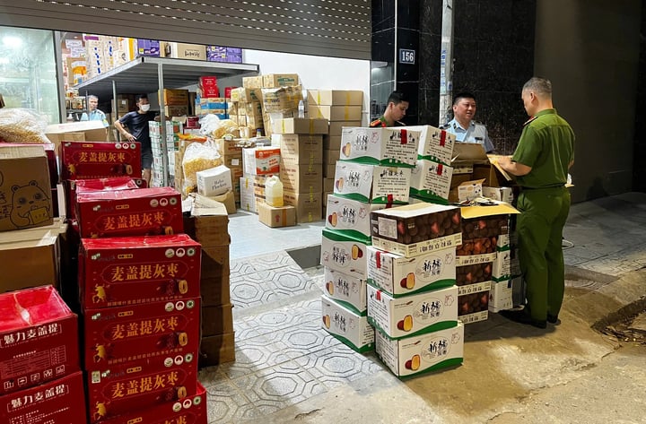 Công an Hà Nội phát hiện số lượng lớn bánh kẹo không rõ nguồn gốc ở La Phù- Ảnh 1. Công an Hà Nội phát hiện số lượng lớn bánh kẹo không rõ nguồn gốc ở La Phù- Ảnh 1.