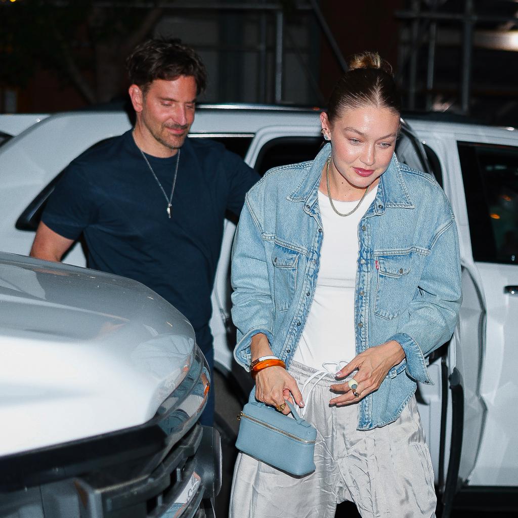 "Tóm gọn" cuộc hẹn đôi hot nhất showbiz: Brad Pitt và bạn gái lên đồ sang chảnh, "chặt đẹp" Gigi Hadid!- Ảnh 6. "Tóm gọn" cuộc hẹn đôi hot nhất showbiz: Brad Pitt và bạn gái lên đồ sang chảnh, "chặt đẹp" Gigi Hadid!- Ảnh 6.