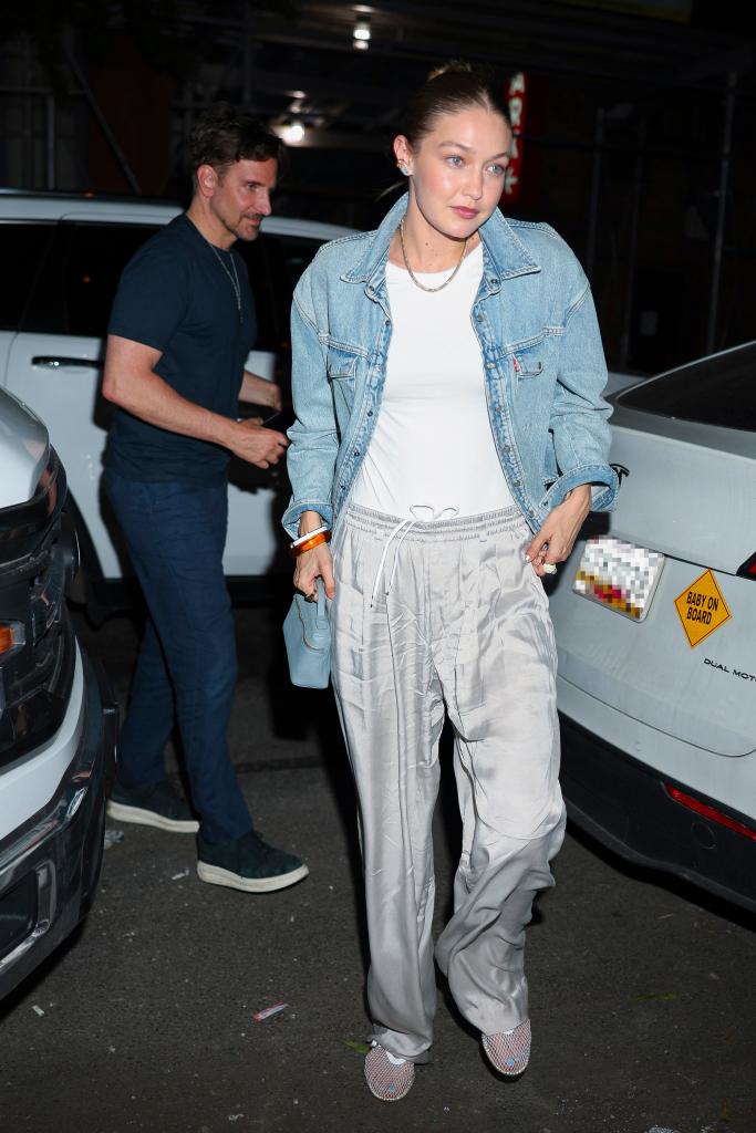 "Tóm gọn" cuộc hẹn đôi hot nhất showbiz: Brad Pitt và bạn gái lên đồ sang chảnh, "chặt đẹp" Gigi Hadid!- Ảnh 4. "Tóm gọn" cuộc hẹn đôi hot nhất showbiz: Brad Pitt và bạn gái lên đồ sang chảnh, "chặt đẹp" Gigi Hadid!- Ảnh 4.