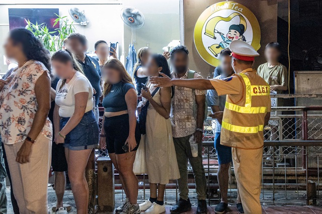 Vụ khách Tây suýt bị tàu cán: Cảnh tượng bất ngờ ở phố cà phê đường tàu Hà Nội khi công an đến kiểm tra- Ảnh 1.