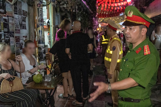 Vụ khách Tây suýt bị tàu cán: Cảnh tượng bất ngờ ở phố cà phê đường tàu Hà Nội khi công an đến kiểm tra- Ảnh 2.