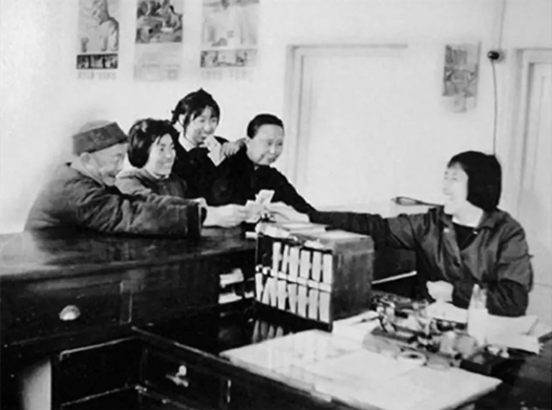Sống như "bà hoàng" giữa thời bao cấp: Phơi bày bí mật đen tối sau cánh cổng nhà nữ kế toán Trung Quốc- Ảnh 1. Sống như "bà hoàng" giữa thời bao cấp: Phơi bày bí mật đen tối sau cánh cổng nhà nữ kế toán Trung Quốc- Ảnh 1.