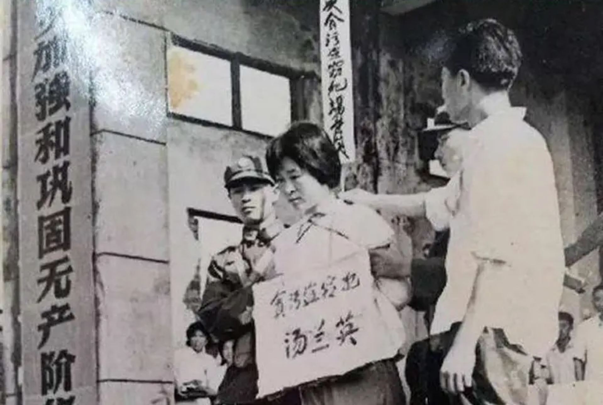 Sống như "bà hoàng" giữa thời bao cấp: Phơi bày bí mật đen tối sau cánh cổng nhà nữ kế toán Trung Quốc- Ảnh 2. Sống như "bà hoàng" giữa thời bao cấp: Phơi bày bí mật đen tối sau cánh cổng nhà nữ kế toán Trung Quốc- Ảnh 2.