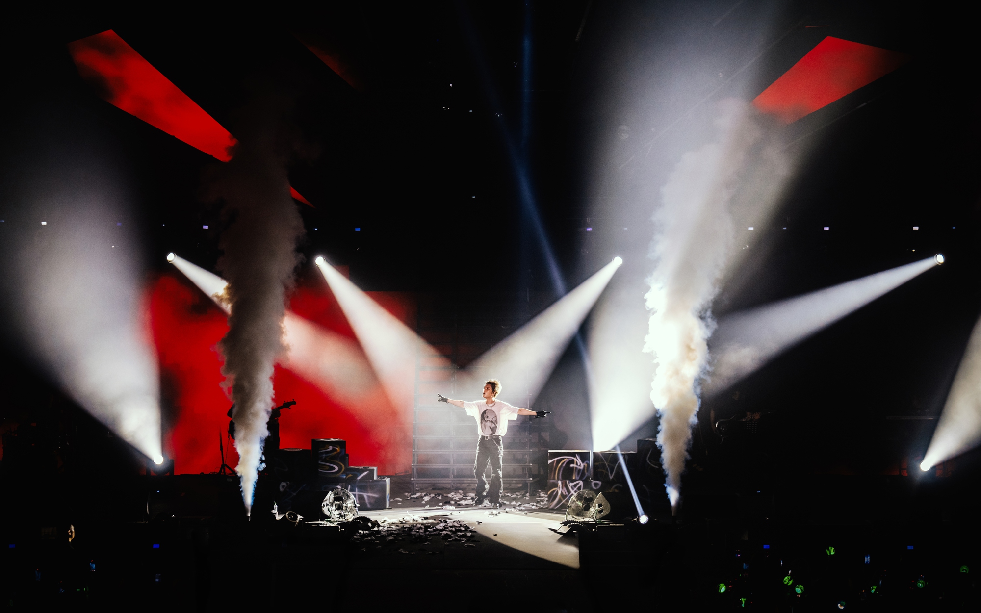Xôn xao cảnh tượng “kỳ dị” tại concert Kim Jae Joong ở Hà Nội: Cả SVĐ như zombie săn mồi!- Ảnh 2. Xôn xao cảnh tượng “kỳ dị” tại concert Kim Jae Joong ở Hà Nội: Cả SVĐ như zombie săn mồi!- Ảnh 2.