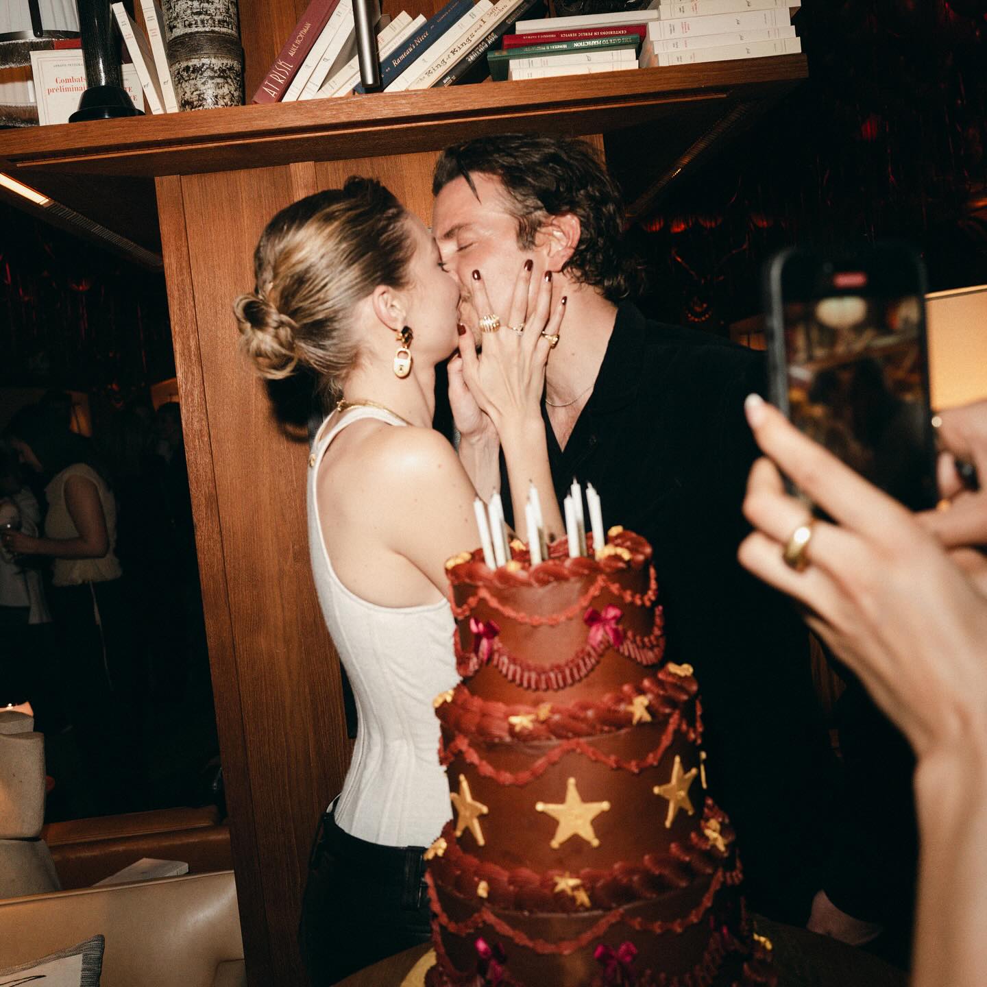"Tóm gọn" cuộc hẹn đôi hot nhất showbiz: Brad Pitt và bạn gái lên đồ sang chảnh, "chặt đẹp" Gigi Hadid!- Ảnh 7. "Tóm gọn" cuộc hẹn đôi hot nhất showbiz: Brad Pitt và bạn gái lên đồ sang chảnh, "chặt đẹp" Gigi Hadid!- Ảnh 7.