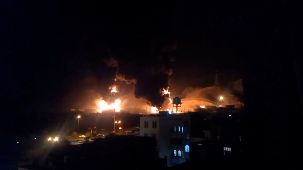 Israel không kích Bộ Quốc phòng Iran, nhắm các kho dầu: Tehran rực lửa - Iran chuẩn bị sẵn 2000 rocket- Ảnh 1. Israel không kích Bộ Quốc phòng Iran, nhắm các kho dầu: Tehran rực lửa - Iran chuẩn bị sẵn 2000 rocket- Ảnh 1.