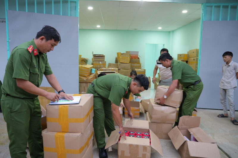Chấn động đường dây 12 tấn kem trộn dùng bột hóa chất: Bán sỉ theo cân, đã “chốt” hơn 100.000 đơn hàng- Ảnh 1. Chấn động đường dây 12 tấn kem trộn dùng bột hóa chất: Bán sỉ theo cân, đã “chốt” hơn 100.000 đơn hàng- Ảnh 1.