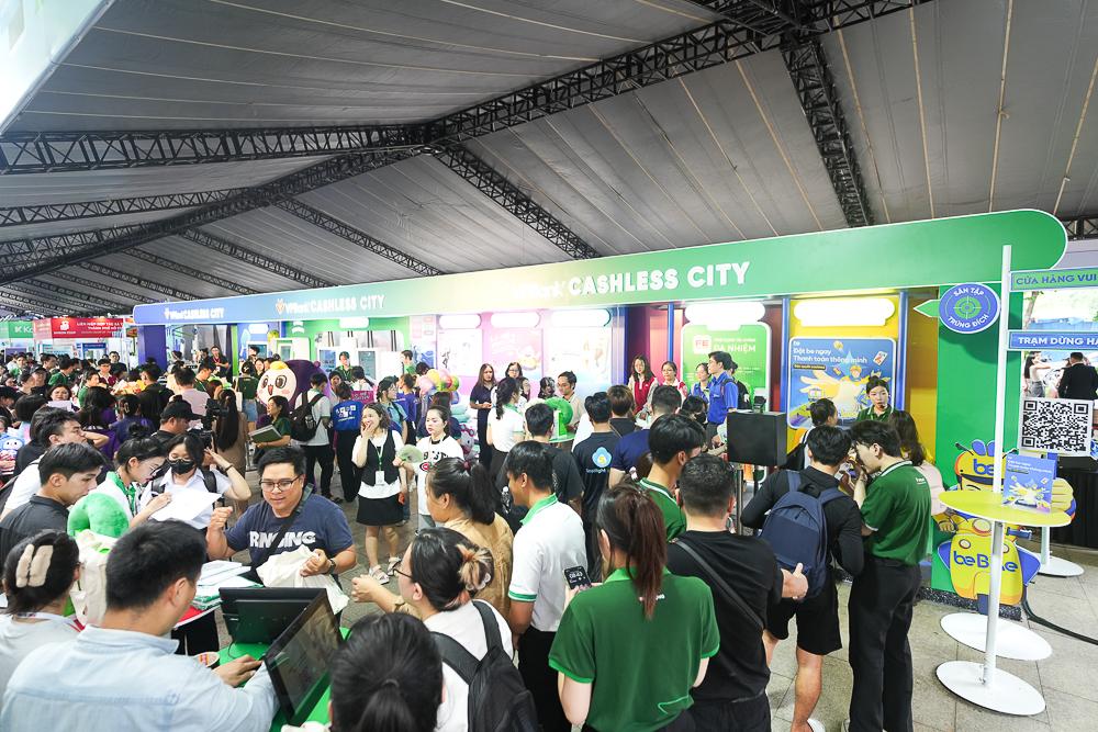 Ấn tượng những giải pháp tài chính số của VPBank Cashless City tại Ngày không tiền mặt 2025- Ảnh 2. Ấn tượng những giải pháp tài chính số của VPBank Cashless City tại Ngày không tiền mặt 2025- Ảnh 2.
