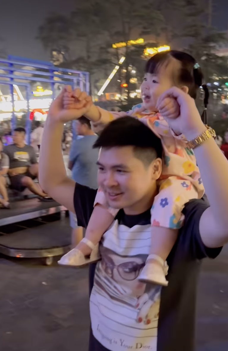 Đỗ Mỹ Linh bất ngờ vắng mặt khi chồng chủ tịch CLB Hà Nội đưa ái nữ đi chơi, một mình Đỗ Mỹ Linh bất ngờ vắng mặt khi chồng chủ tịch CLB Hà Nội đưa ái nữ đi chơi, một mình