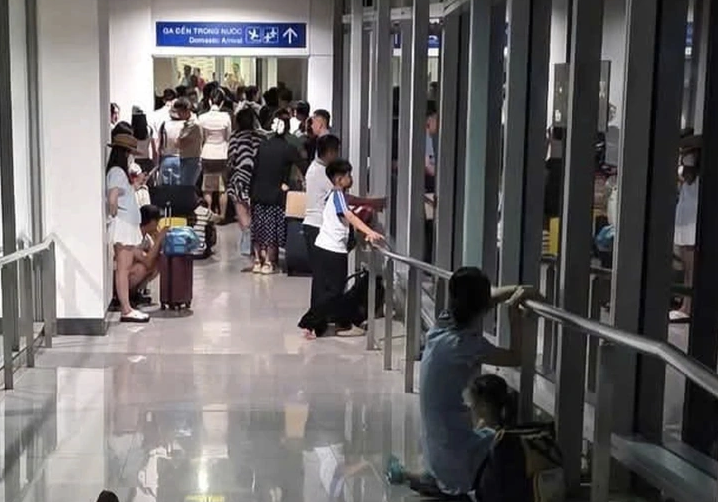 Hành khách bay đêm phản ánh bị "mắc kẹt" ở hành lang sân bay Tân Sơn Nhất- Ảnh 1. Hành khách bay đêm phản ánh bị "mắc kẹt" ở hành lang sân bay Tân Sơn Nhất- Ảnh 1.