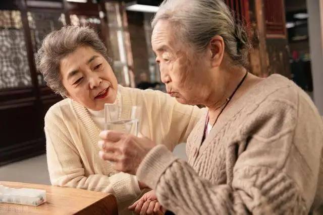 Nếu cứ uống nước như thế này, mạch máu của bạn sẽ bị hủy hoại: Có 3 điều không nên làm khi uống nước- Ảnh 2. Nếu cứ uống nước như thế này, mạch máu của bạn sẽ bị hủy hoại: Có 3 điều không nên làm khi uống nước- Ảnh 2.