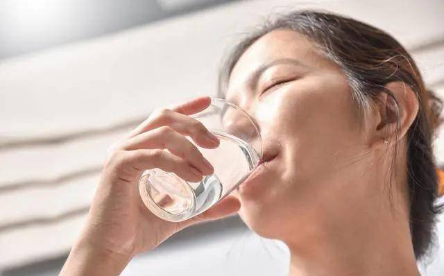 Nếu cứ uống nước như thế này, mạch máu của bạn sẽ bị hủy hoại: Có 3 điều không nên làm khi uống nước- Ảnh 5. Nếu cứ uống nước như thế này, mạch máu của bạn sẽ bị hủy hoại: Có 3 điều không nên làm khi uống nước- Ảnh 5.
