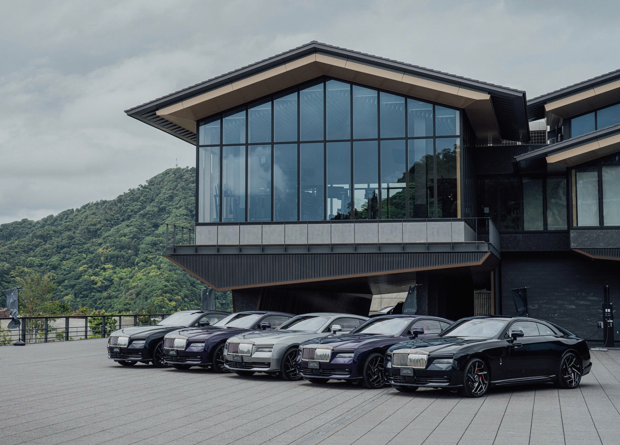 ‘Không gì ngăn cản Rolls-Royce làm BST riêng cho Việt Nam như Phantom Đông Sơn’- Ảnh 4. ‘Không gì ngăn cản Rolls-Royce làm BST riêng cho Việt Nam như Phantom Đông Sơn’- Ảnh 4.