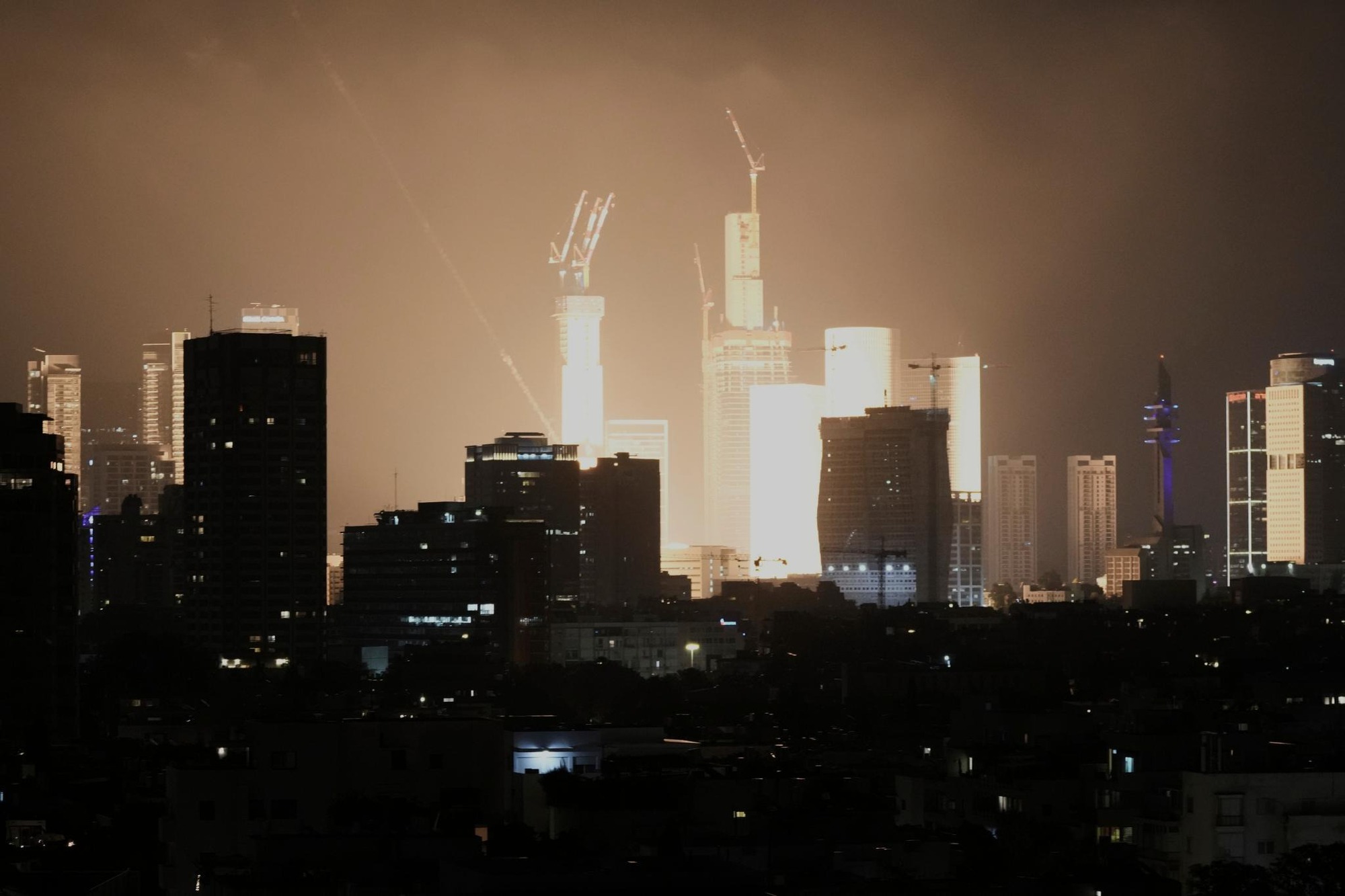 Iran xuyên thủng phòng không đa tầng của Israel bằng tên lửa "không thể đánh chặn"?- Ảnh 1. Iran xuyên thủng phòng không đa tầng của Israel bằng tên lửa "không thể đánh chặn"?- Ảnh 1.