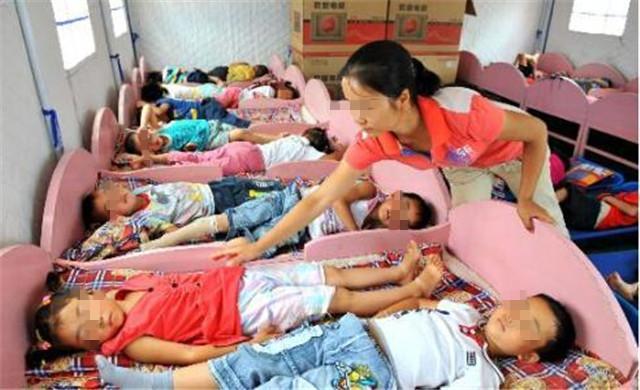 Bức ảnh ngủ trưa ở trường mẫu giáo khiến bà mẹ nổi giận đùng đùng, đòi làm ra lẽ: Nghe giải thích mà xấu hổ- Ảnh 1.