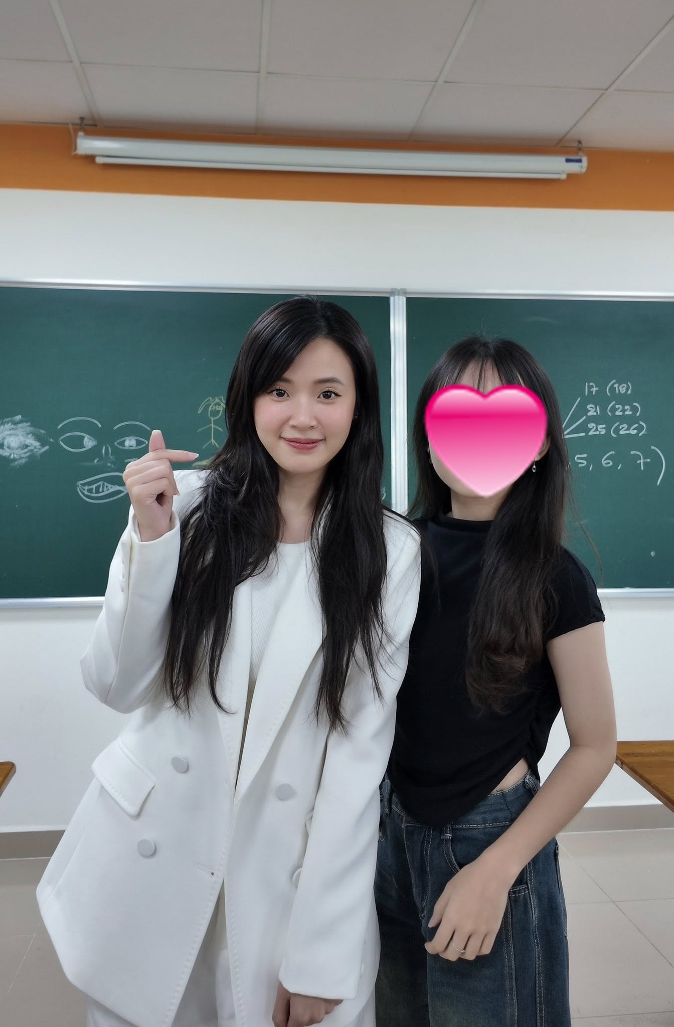 Bức hình gây chấn động cõi mạng của Midu, không thể tin giảng viên đại học lại thế này- Ảnh 2.