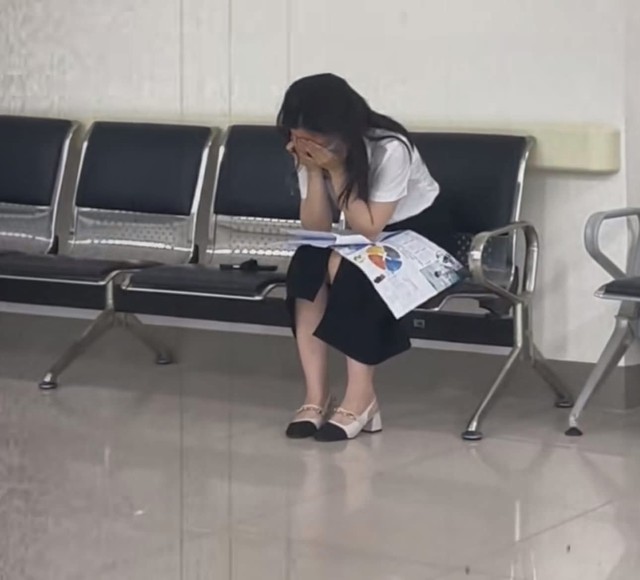 Cô gái 23 tuổi bật khóc ở hành lang bệnh viện khi nhận kết quả ung thư máu giai đoạn 3- Ảnh 2. Cô gái 23 tuổi bật khóc ở hành lang bệnh viện khi nhận kết quả ung thư máu giai đoạn 3- Ảnh 2.