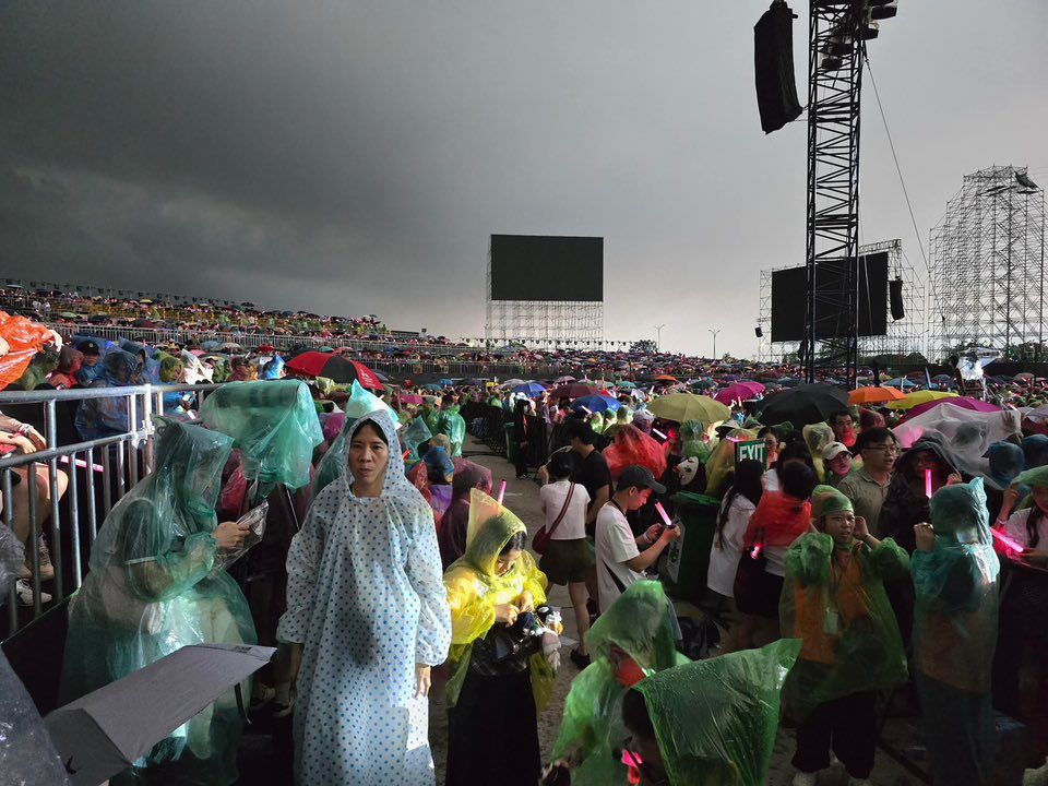 Concert Anh Trai Vượt Ngàn Chông Gai buộc phải dừng giữa chừng, mưa lớn kèm sấm sét khiến toàn bộ hệ thống âm thanh - ánh sáng tê liệt- Ảnh 2.