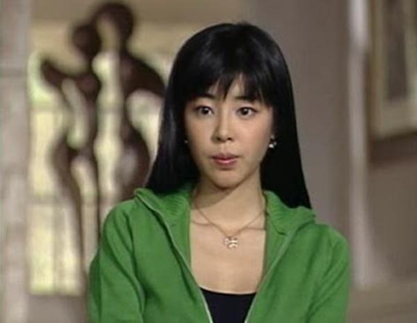 Mỹ nhân Giày Thủy Tinh gây sốc với gương mặt sưng tấy đáng sợ, băng bó kín mít- Ảnh 4. Mỹ nhân Giày Thủy Tinh gây sốc với gương mặt sưng tấy đáng sợ, băng bó kín mít- Ảnh 4.