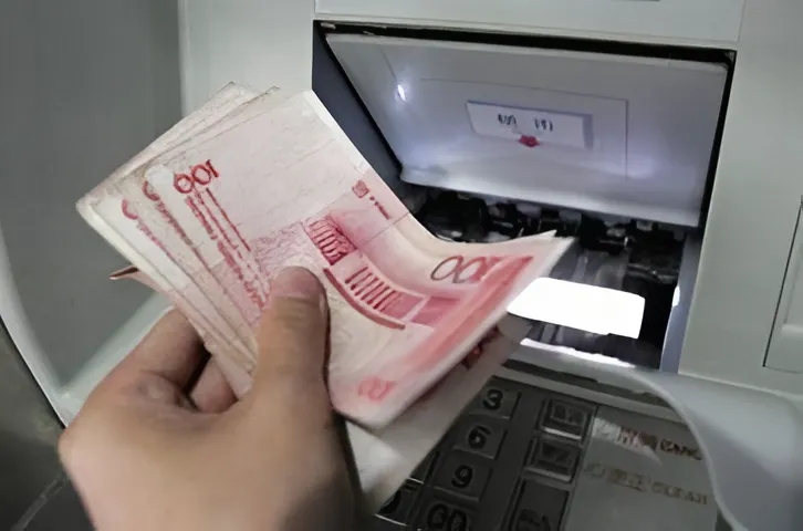 Mải nhắn tin khi gửi tiền, người phụ nữ mất trắng gần 24 triệu đồng tại cây ATM chỉ vì quên một thao tác nhỏ- Ảnh 1.