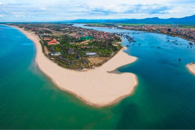 Phát hiện bãi biển ít du khách biết ở Quảng Bình, người bản địa nhận xét: Hoang sơ, đẹp hơn Nhật Lệ- Ảnh 2. Phát hiện bãi biển ít du khách biết ở Quảng Bình, người bản địa nhận xét: Hoang sơ, đẹp hơn Nhật Lệ- Ảnh 2.