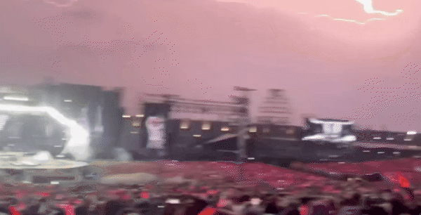 Concert Anh Trai Vượt Ngàn Chông Gai buộc phải dừng giữa chừng, mưa lớn kèm sấm sét khiến toàn bộ hệ thống âm thanh - ánh sáng tê liệt- Ảnh 3.