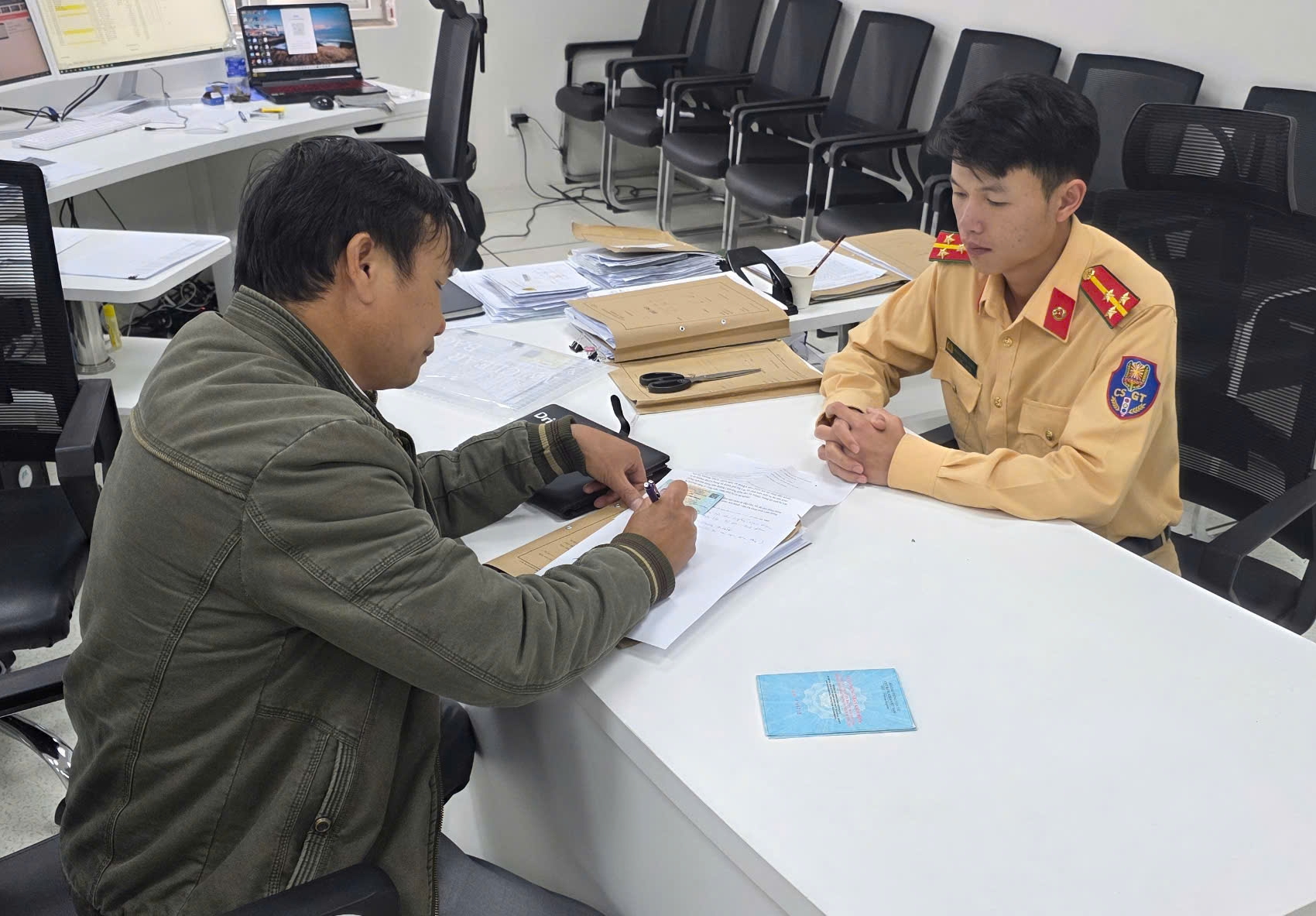 Lý do CSGT Lâm Đồng biểu dương tài xế 2 lần… vượt đèn đỏ- Ảnh 1. Lý do CSGT Lâm Đồng biểu dương tài xế 2 lần… vượt đèn đỏ- Ảnh 1.