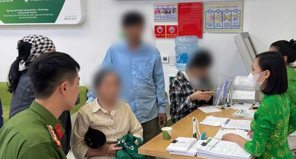 Khách rút toàn bộ tiền tiết kiệm cho con trai xây nhà, ngân hàng gọi công an ngay: Hoá ra có chuyện lớn- Ảnh 1. Khách rút toàn bộ tiền tiết kiệm cho con trai xây nhà, ngân hàng gọi công an ngay: Hoá ra có chuyện lớn- Ảnh 1.